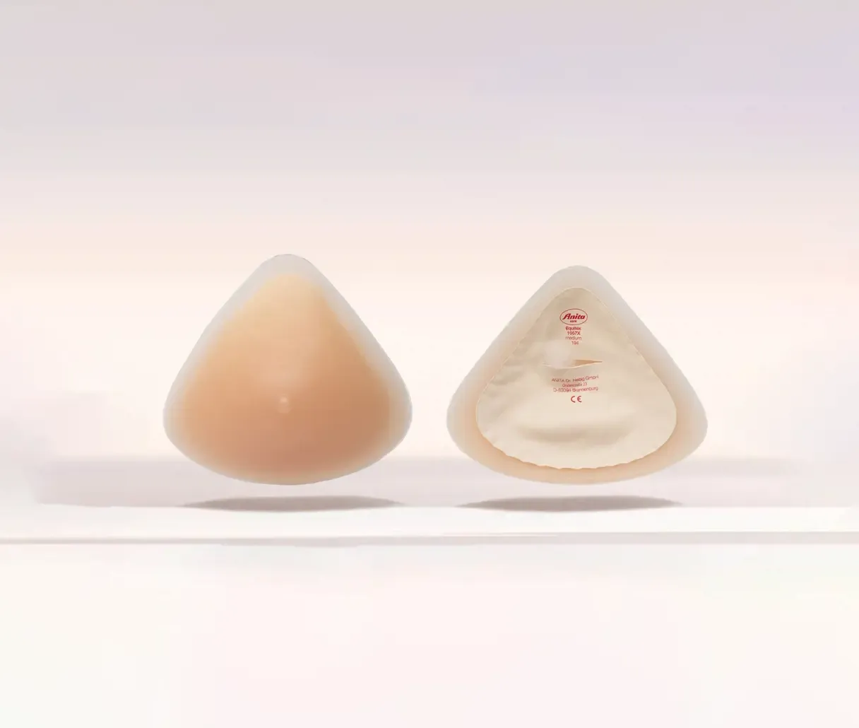 Prothèse mammaire partielle en silicone présentée de face et de dos – Eqwal Ability