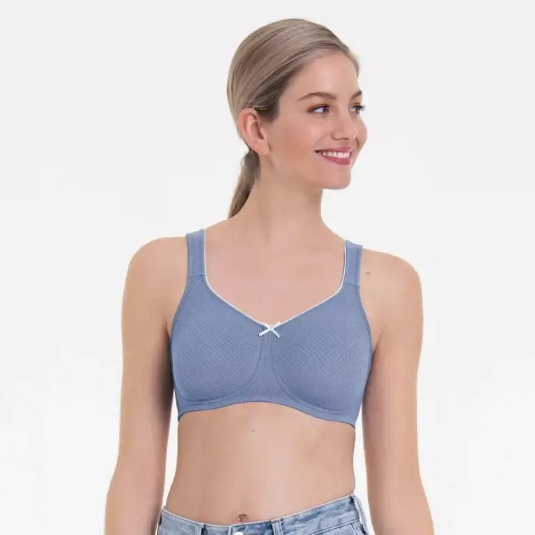 Femme portant un soutien-gorge bleu adapté aux prothèses mammaires Eqwal Ability