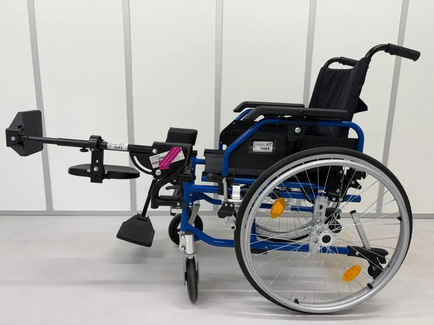 Fauteuil roulant adulte Vitadomia MA020 bleu avec relève-jambe relevé, vue de profil