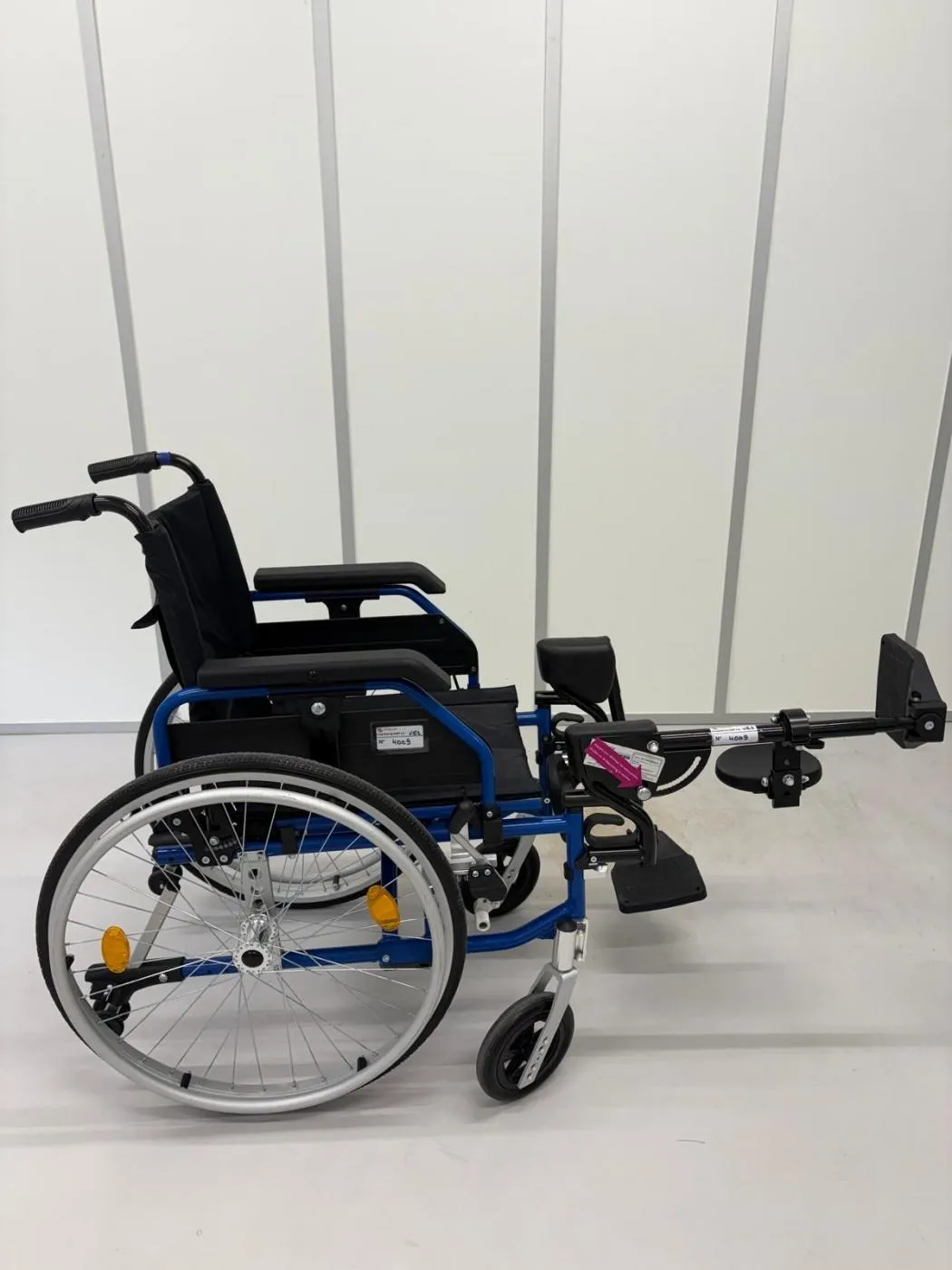 Fauteuil roulant enfant Vitadomia bleu avec relève-jambe relevé, vue de profil