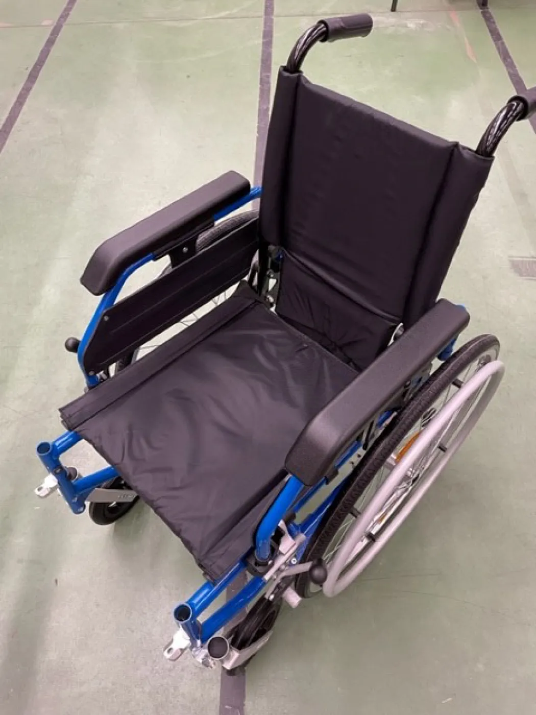 Fauteuil roulant MA020 enfant bleu, avec repose-pieds, vu de trois quarts