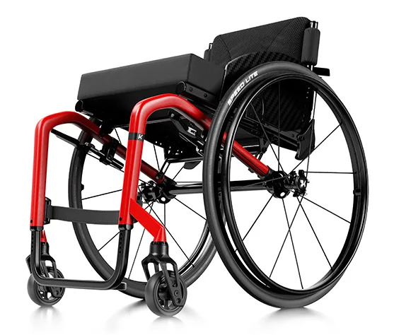 Fauteuil roulant manuel actif à châssis rigide Küschall K-Series rouge, vue de trois quarts