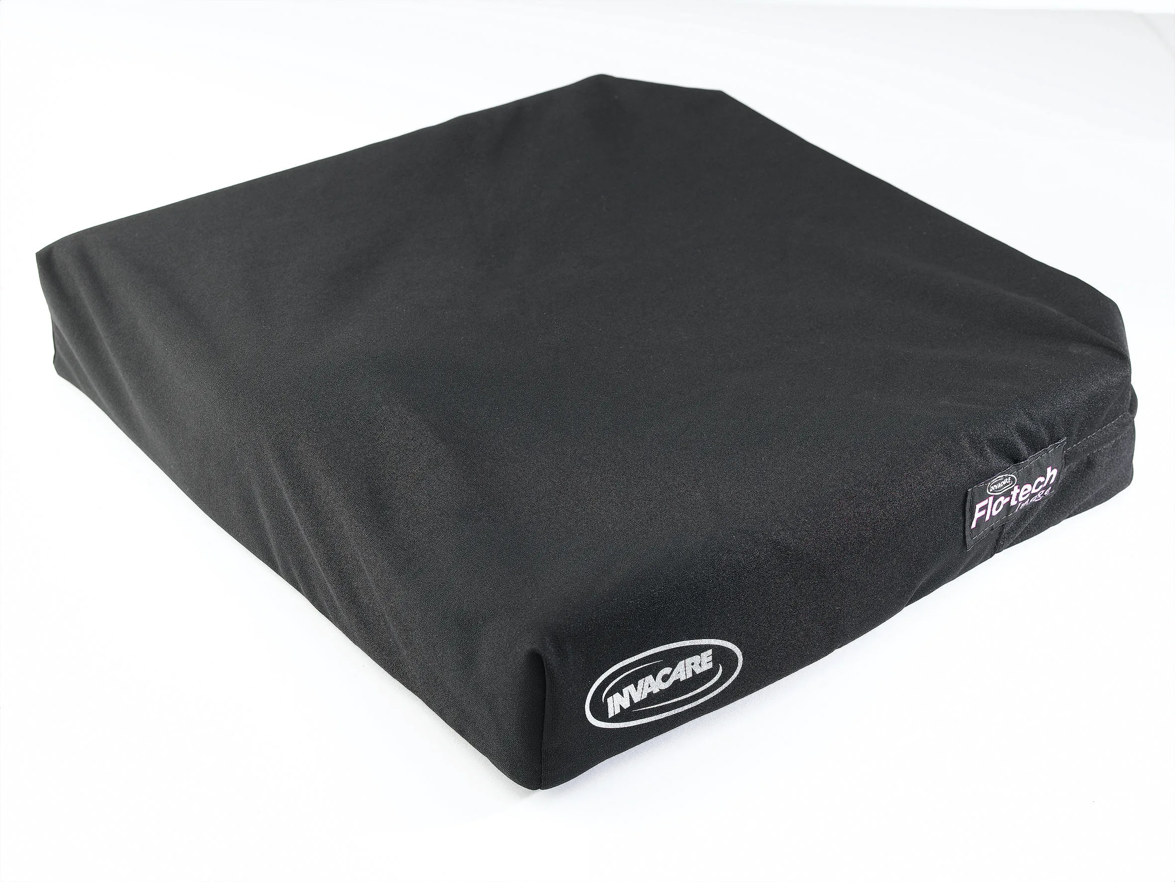Coussin d’assise Invacare Matrx Flo-tech Image avec housse noire, vue de trois quarts