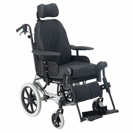 Fauteuil roulant manuel de confort et de positionnement Invacare Rea Azalea Assist en version transit, vue de trois quarts