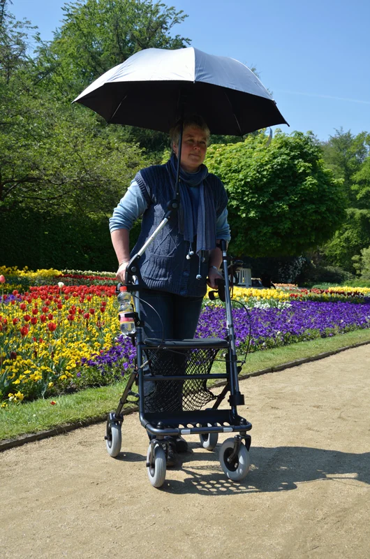 Parapluie-parasol universel installé sur un déambulateur
