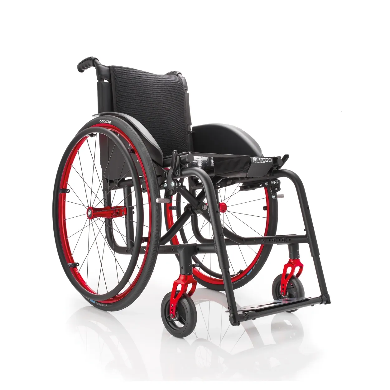 Fauteuil roulant manuel actif pliant Progeo Exelle Vario Permobil noir et rouge, vue de trois quarts