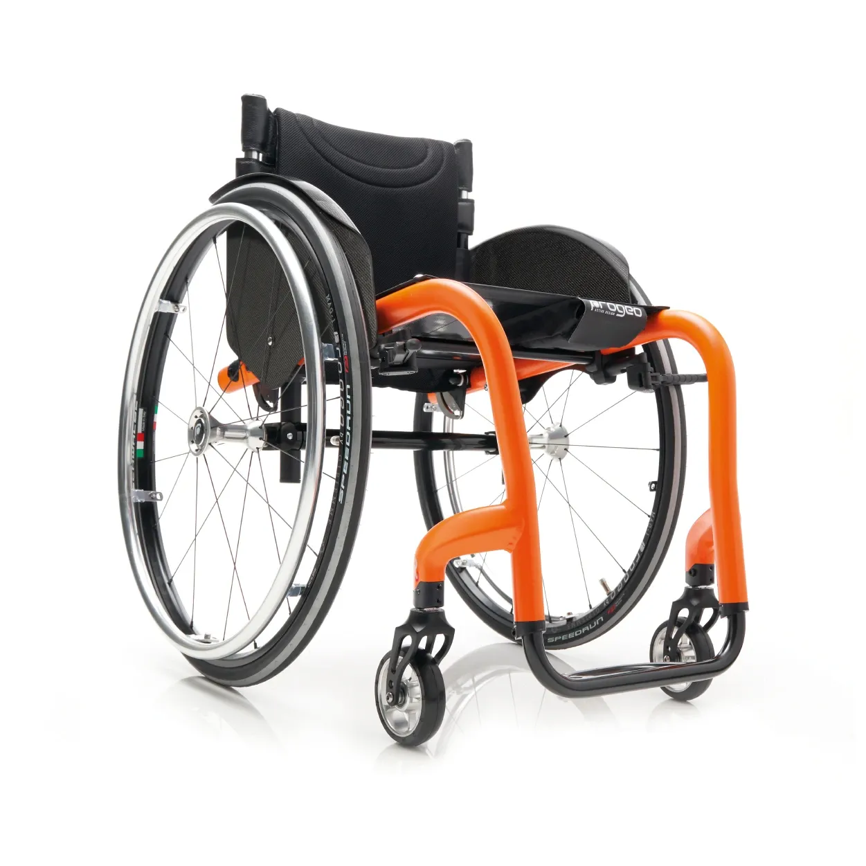 Fauteuil roulant manuel actif Progeo Joker R2 orange à châssis rigide, vue de trois quarts