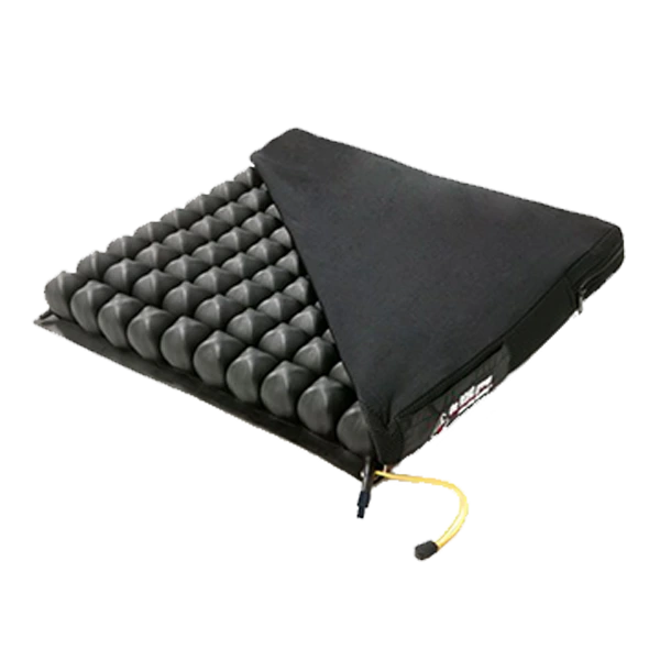Coussin à air ROHO Low Profile monocompartiment avec housse partiellement ouverte, vue de trois quarts