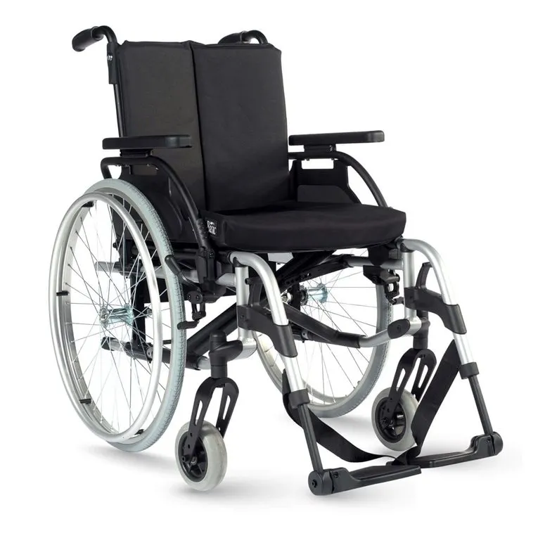 Fauteuil roulant manuel configurable en aluminium BREEZY RubiX² S de Sunrise Medical, vue de trois quarts