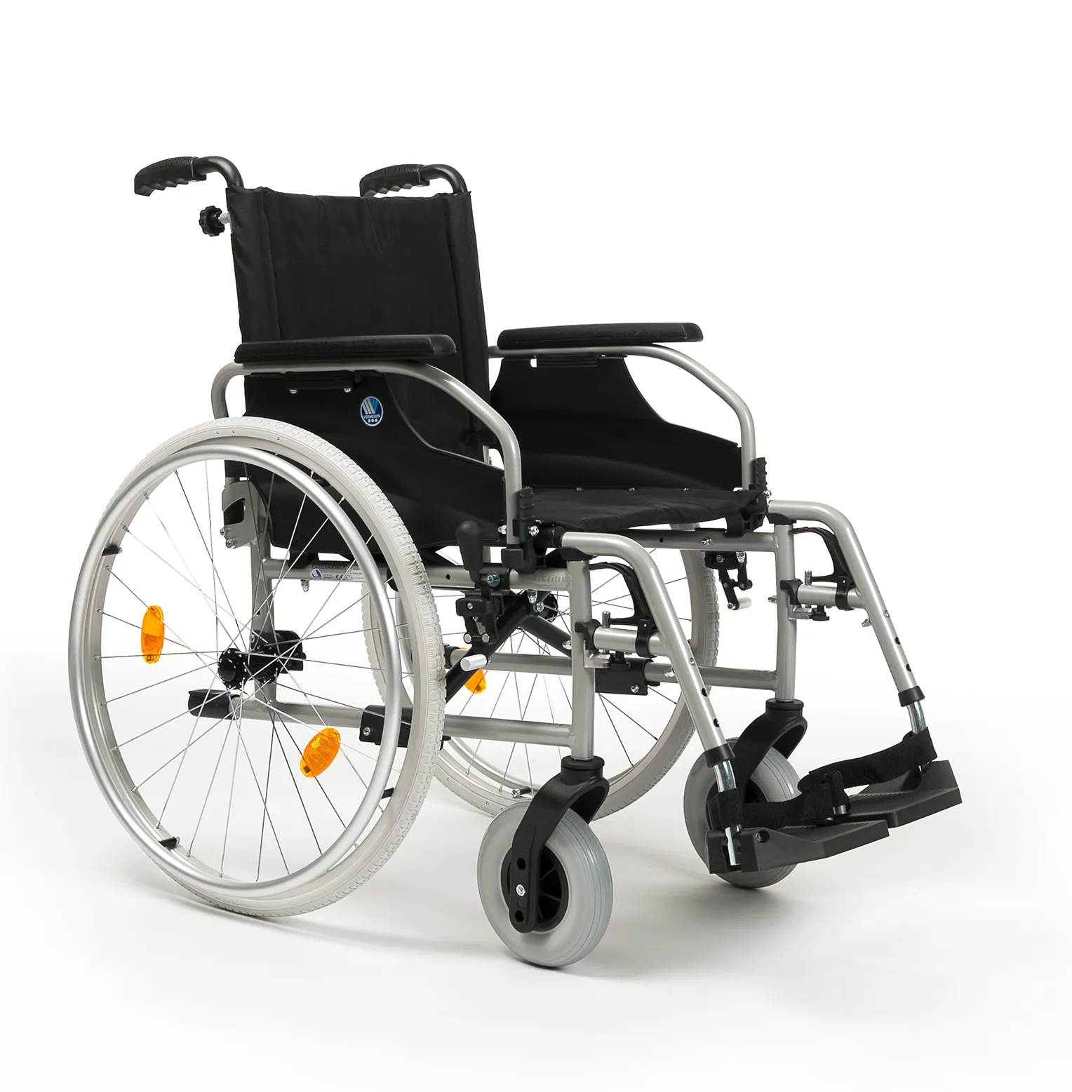 Fauteuil roulant manuel D100 Vermeiren, vue de trois quarts