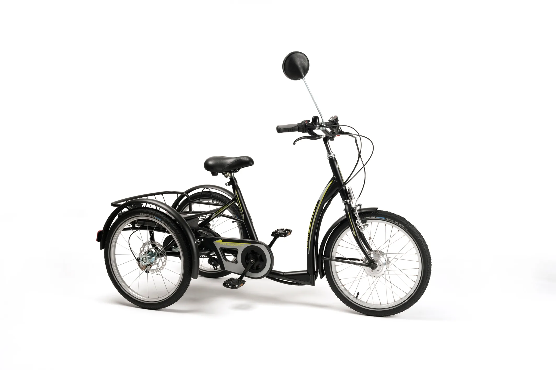 Tricycle orthopédique à assistance électrique Vermeiren Freedom 2217E noir et vert, vue de trois quarts